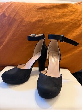 Id required women’s sz 8 Black Ankle-Strap Platform Heels